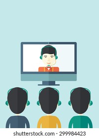 Un grupo de empleados con chicos chinos en computadoras usando auriculares con una conferencia en línea de negocios y una reunión de intercambio de ideas. Concepto de liderazgo. Un estilo contemporáneo con colores pastel