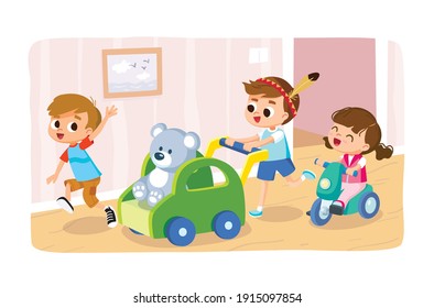 Vier Kinder spielen zu Hause mit hölzernem Push-Spielzeugauto für Kleinkinder und reiten auf Teddybär. Kleines kleines Mädchen, das mit dem Baby-Rad fährt, dreirädrig. Brüder und kleine Schwester spielen zusammen