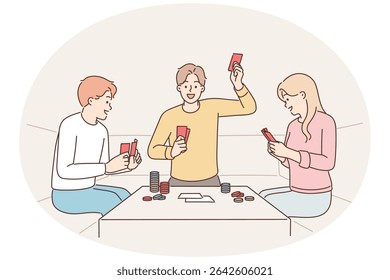 Grupo de amigos jogando pôquer sentado à mesa com fichas desfrutar de jogos de azar e relaxar juntos. Jovens amigos estão na mesa de pôquer passando o fim de semana no cassino ou no clube de cartas fechado para jogadores
