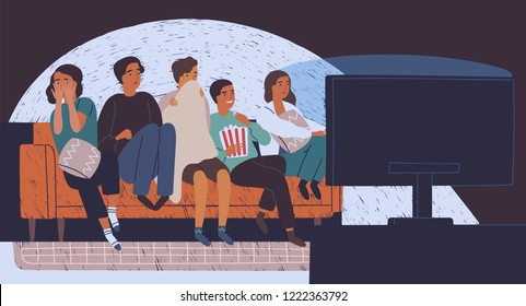 Gruppe von Freunden sitzen auf Sofa oder Sofa in Dunkelheit und schauen Horrorfilm. Junge Mädchen und Jungen mit verängstigten Gesichtern sehen auf den Fernseher. Farbige Vektorgrafik im flachen Cartoon-Stil.