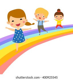 Gruppe glücklicher Kinder, die sich auf dem Regenbogen amüsieren.