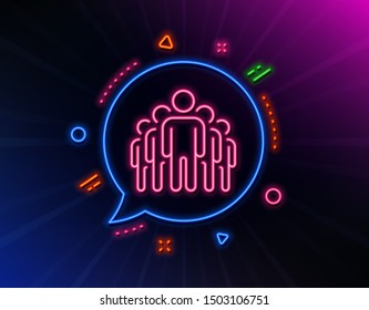 Icono de línea de grupo. Luces láser neón. Signo de administración de negocios. Símbolo de trabajo en equipo. Burbuja de habla láser brillante. Las luces de neón chatean burbuja. Banner con icono de grupo. Vector