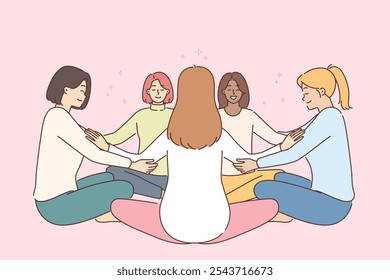 Meditação em grupo de mulheres sentadas em círculo na posição de lótus e de mãos dadas durante a sessão de psicoterapia em equipe. Meninas multirraciais usam meditação em grupo e práticas de ioga para alcançar o nirvana