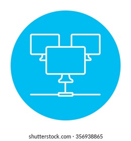 Grupo de monitores vinculados en un icono jerárquico de línea de red para web, móviles e infografías. Icono de blanco vector en el círculo azul claro aislado en fondo blanco.