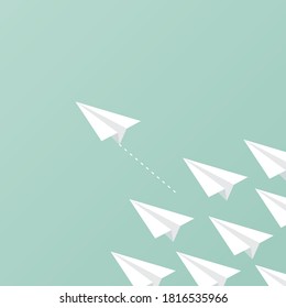 Grupo de aviones de papel volando. Un avión de papel está por delante de otros aviones de papel. Concepto de liderazgo, innovación, cambio, interrupción, riesgo, competencia, misión. Ilustración vectorial, diseño plano