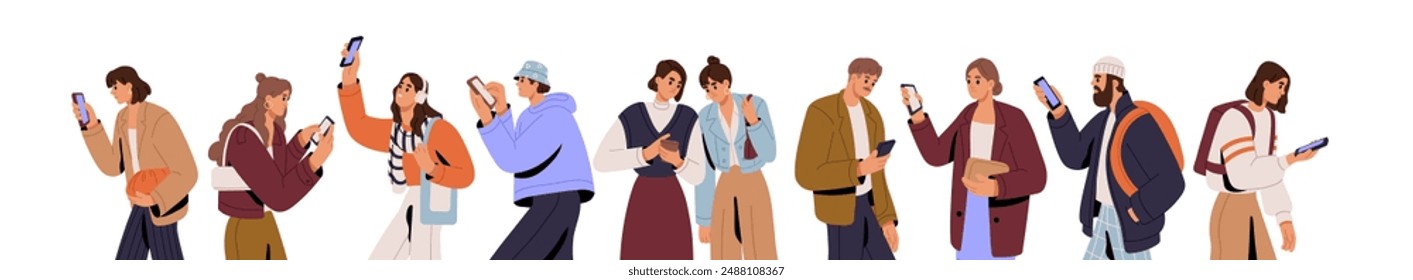 Un grupo de personas son adictas a los teléfonos inteligentes. Hombres y mujeres que usan teléfonos móviles en sus desplazamientos. Personajes navegando por internet con teléfono en las manos durante la caminata. Ilustraciones vectoriales aisladas planas en blanco