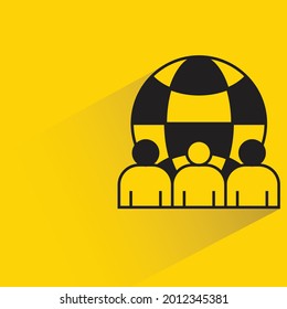 Gruppe von Menschen und Globus Symbol auf gelbem Hintergrund