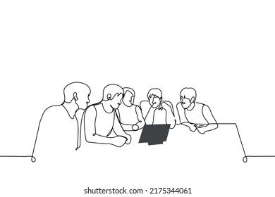 grupo de personas se sienta en una mesa y mira una tableta - un vector de dibujo de una línea. presentación de conceptos ante el consejo de administración o los empleados; viendo películas con un grupo de amigos