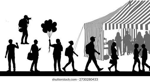 Un grupo de personas caminando hacia un evento lleno de gente, con una persona sosteniendo globos y otra tomando fotos, capturando la emoción y la energía de la escena.