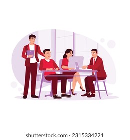 Grupo de jóvenes trabajadores discutiendo en el trabajo sobre el proyecto empresarial. Ilustración plana vectorial moderna de tendencia.