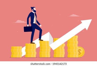 Crecer la riqueza - Empresario caminando hacia arriba de la pila de monedas con una flecha en alza apuntando hacia arriba. Progreso financiero y concepto de éxito. Ilustración vectorial.