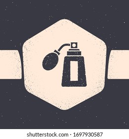 Grunge Aftershave Flasche mit Zerstäuber Symbol einzeln auf grauem Hintergrund. Kölner Spraysymbol. Männliche Parfüm-Flasche. Einfarbige Vintage-Zeichnung. Vektorillustration-Illustration