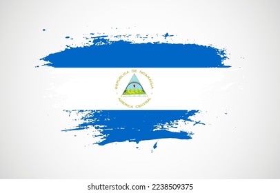 Golpe de pincel grueso con la bandera nacional de Nicaragua en un fondo blanco aislado