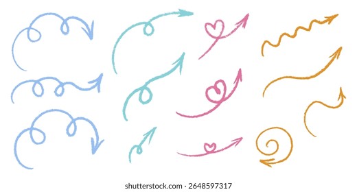 Conjunto de flechas delgadas con textura de tiza grunge. Símbolo de trazo de pincel del puntero. Lápiz de carbón a mano alzada. Curva de garabato, ondulada, redonda, flecha de croquis de corazón. Doodle dibujado a mano Ilustración vectorial aislada
