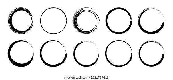 O modelo de traçado de círculo do Grunge define quadros vetoriais de elemento de design em diferentes estilos em cor preta. Conjunto de quadros de círculo com texturas de arranhões de pincel, pincéis de tinta, estilo grunge logotipo.