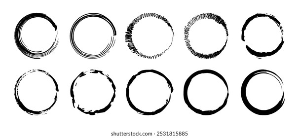 O modelo de traçado de círculo do Grunge define os quadros de vetor do elemento de design em cor preta. Conjunto de quadros de círculo com texturas de arranhão de pincel, pincéis de tinta, estilo grunge logotipo, conjunto de traçados de círculo grunge preto.