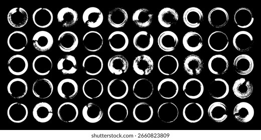 Círculos de grunge, traçados de pincel, linhas, borrões de tinta, rabiscos desenhados à mão. Marcas de esboço feitas à mão, manchas acrílicas, listras de carvão. Pinte texturas, efeito pincel seco. Ilustração vetorial