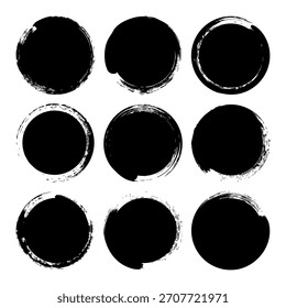 Círculos de grunge, traçados de pincel, linhas, borrões de tinta, rabiscos desenhados à mão. Marcas de esboço feitas à mão, manchas acrílicas, listras de carvão. Pinte texturas, efeito pincel seco. Ilustração vetorial