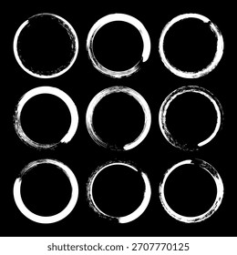 Círculos de grunge, traçados de pincel, linhas, borrões de tinta, rabiscos desenhados à mão. Marcas de esboço feitas à mão, manchas acrílicas, listras de carvão. Pinte texturas, efeito pincel seco. Ilustração vetorial