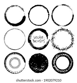 Los círculos gruesos se establecen. Grunge los marcos redondos. Ilustración vectorial. Cepillos dentro.