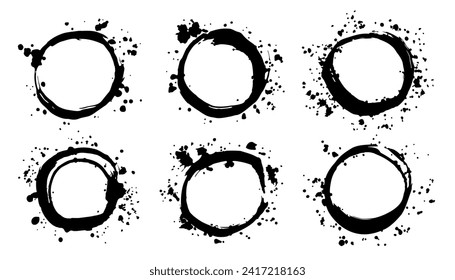 Grunge la mancha redonda de café con estrías, salpicaduras, manchas, puntos, estrías.Impresión circular abstracta de la mancha cappuccino.Plantas de pintura, oval texturada, elipse. Isolated.Vector ilustración