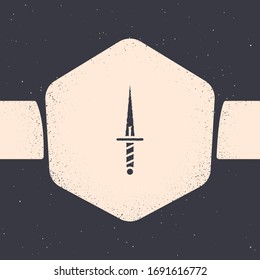Icono de Grunge Dagger aislado en fondo gris. Icono de cuchillo. Espada con hoja afilada. Dibujo de época monocromo. Ilustración vectorial
