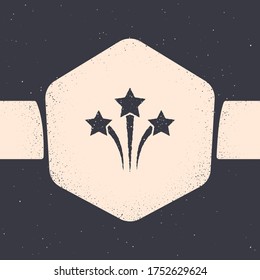 Icono de Grunge Firework aislado en fondo gris. Concepto de fiesta divertida. Símbolo pirotécnico explosivo. Dibujo vintage monocromo. Vector