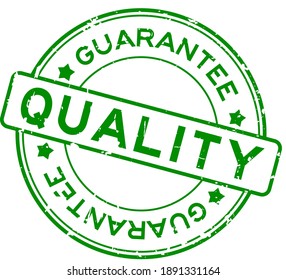 Grunge green quality guarantee word round rubber seal stamp on white background