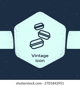 Grunge línea Macaron icono de galleta aislado sobre fondo azul. Panadería dulce de macarrones. Dibujo vintage monocromo. Vector
