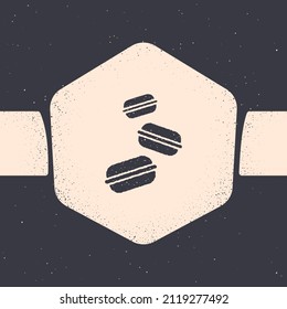 Icono de la galleta Grunge Macaron aislado en fondo gris. Panadería dulce de Macaroon. Dibujo vintage monocromo. Vector