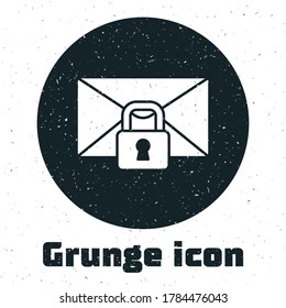 Icono de contraseña de bloqueo de mensajes de correo electrónico de Grunge aislado en fondo blanco. Sobre con candado. Privado, seguridad, seguridad, protección, privacidad. Dibujo vintage monocromo. Vector