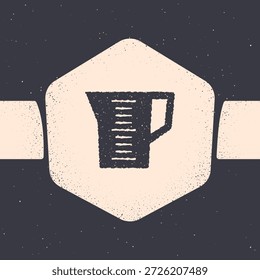 Taza de medición de grunge para medir el icono de comida seca y líquida aislado sobre fondo gris. Vaso graduado de plástico con mango. Dibujo vintage monocromo. Vector