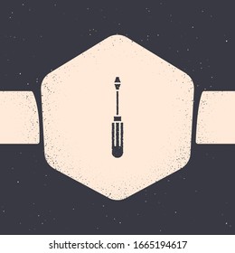 Icono del destornillador de Grunge aislado en fondo gris. Símbolo de herramienta de servicio. Dibujo de época monocromo. Ilustración vectorial