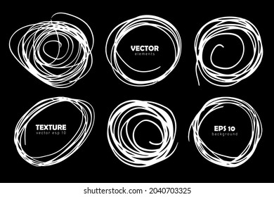Grunge Set Brush Circle Shape Vector Round Strokes Color blanco aislado en el fondo negro. Elementos de grano pintados a mano. Dibujo de tinta. Diseño complicado Lugar para texto y presupuesto