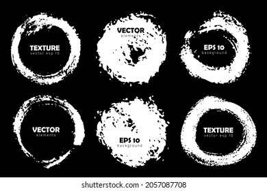 Grunge Set Brush Circle Shape Vector Round Strokes Color blanco aislado en el fondo negro. Elementos de grano pintados a mano. Dibujo de tinta. Diseño complicado Lugar para texto y presupuesto