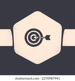 Icono de concepto de objetivo financiero Grunge Target aislado en fondo gris. Logro de objetivos simbólicos, éxito. Dibujo vintage monocromo. Vector