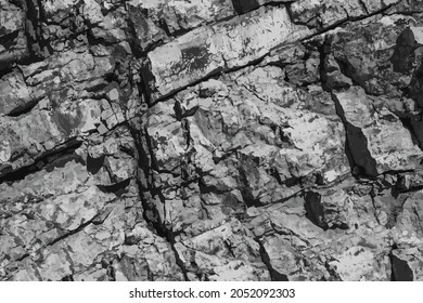 Textura vectorial en blanco y negro de la montaña de roca bombeada. Bastante cañón escarpado. Antiguo acantilado de mármol andrajado. Gran muro de piedra labrada. Desfiladero impresionante dañado para diseño de grunge natural 3d