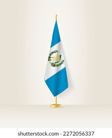 Guatemala Flagge auf einem Flaggenstand. Vektorgrafik.