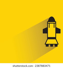 misil guiado con sombra sobre fondo amarillo