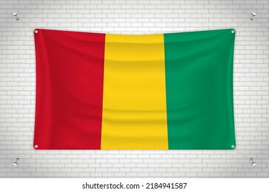 Guinea-Flagge hängt an der Ziegelwand. 3D-Zeichnung. Flagge an der Wand angebracht. Sorgfältig aufzeichnen von Gruppen auf separaten Ebenen für einfache Bearbeitung.
