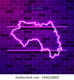 Mapa de Guinea con el signo de la lámpara de neón brillante. Ilustración vectorial realista. Placa de nombre de país. Muro de ladrillo morado, resplandor violeta, portaobjetos metálicos.