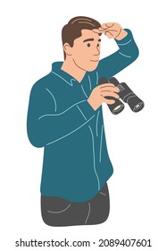 Un tipo con binoculares en sus manos mira a la distancia. Un retrato de cintura alta.