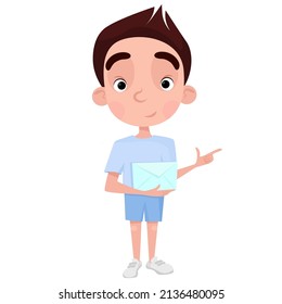 Guy in einem blauen T-Shirt mit einem Umschlag in den Händen