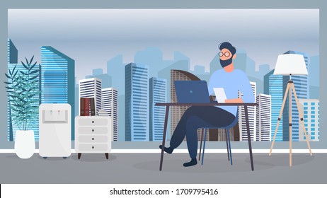 Ein Mann mit Brille sitzt an einem Tisch in seinem Büro.Ein Mann arbeitet auf einem Laptop. Büro, Bücherregal, Geschäftsmann, Bodenlampe. Arbeitskonzept des Büros Vektorillustration.