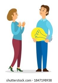 El tipo tiene una nueva idea. Proyecto de inicio o plan nuevo. Mujer sorprendida hablando con un hombre que sostiene una lámpara. Idea de negocio, colegas discutiendo un nuevo proyecto. Comunicación de personajes de dibujos animados vectoriales aislados