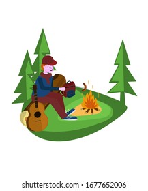 ein Typ in der Natur sitzt auf einem Holzhaufen und Pommes frites Wurst auf einem Ast am Feuer. Er ist ein Tourist, ging zelten im Wald, um Zeit allein zu verbringen.