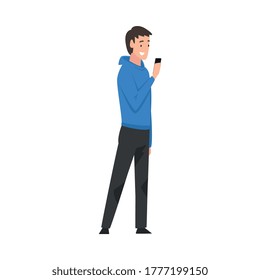 Hombre parado con Smartphone, joven usando ilustración digital de vectores de gadgets