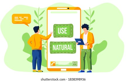 Un hombre parado con una laptop y trabaja o estudia en su computadora. El hombre mira la pantalla de un teléfono móvil y habla. Smartphone con letras en pantalla e iconos de llamadas y mensajes. Uso de la naturaleza