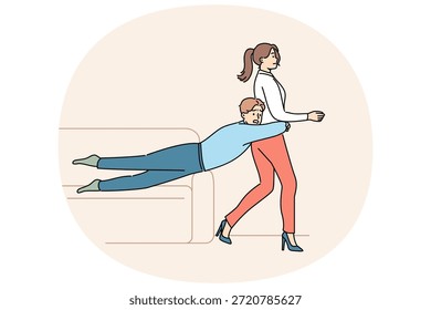 El tipo está tratando de contener a su esposa quiere divorciarse o ir a la fiesta por su cuenta, y agarra a la chica mientras se desliza del sofá. Chica quiere divorcio después de pelea familiar y falta de coraje en novio