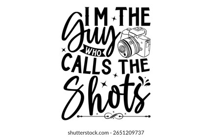 Eu sou o cara que chama os tiros - Projeto de t-shirt do fotógrafo com a frase da legenda desenhada à mão. Isolado no fundo branco. Caligrafia Elemento Gráfico De Tipografia. Sinal Vetor Escrito À Mão.